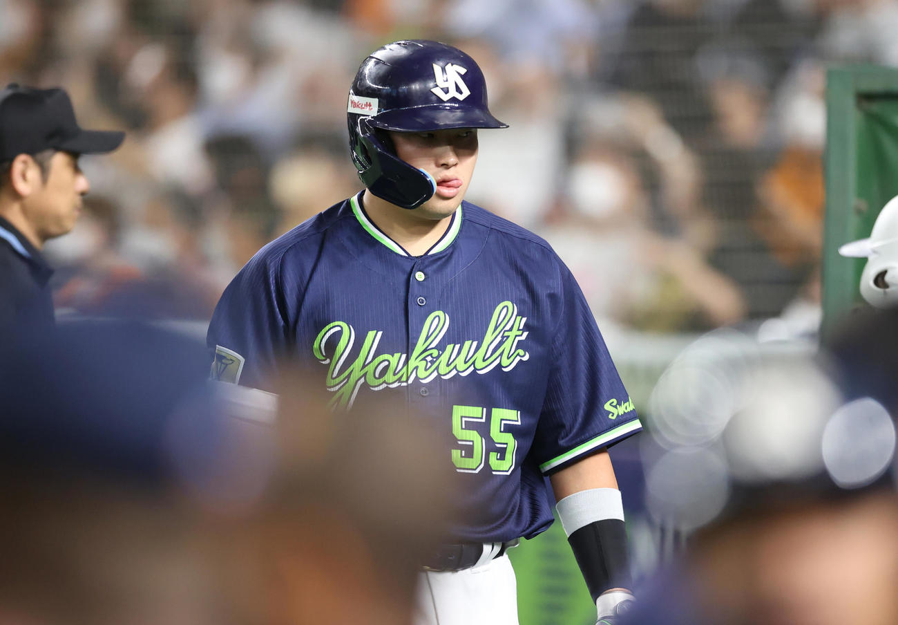 巨人対ヤクルト　試合後、悔しそうな表情でネクストバッターサークルから引き揚げる村上（撮影・狩俣裕三）