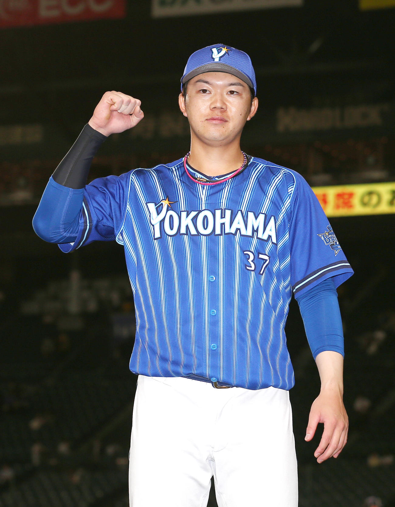 阪神対DeNA　ヒーローインタビュー後、記念撮影するDeNA楠本（撮影・上山淳一）