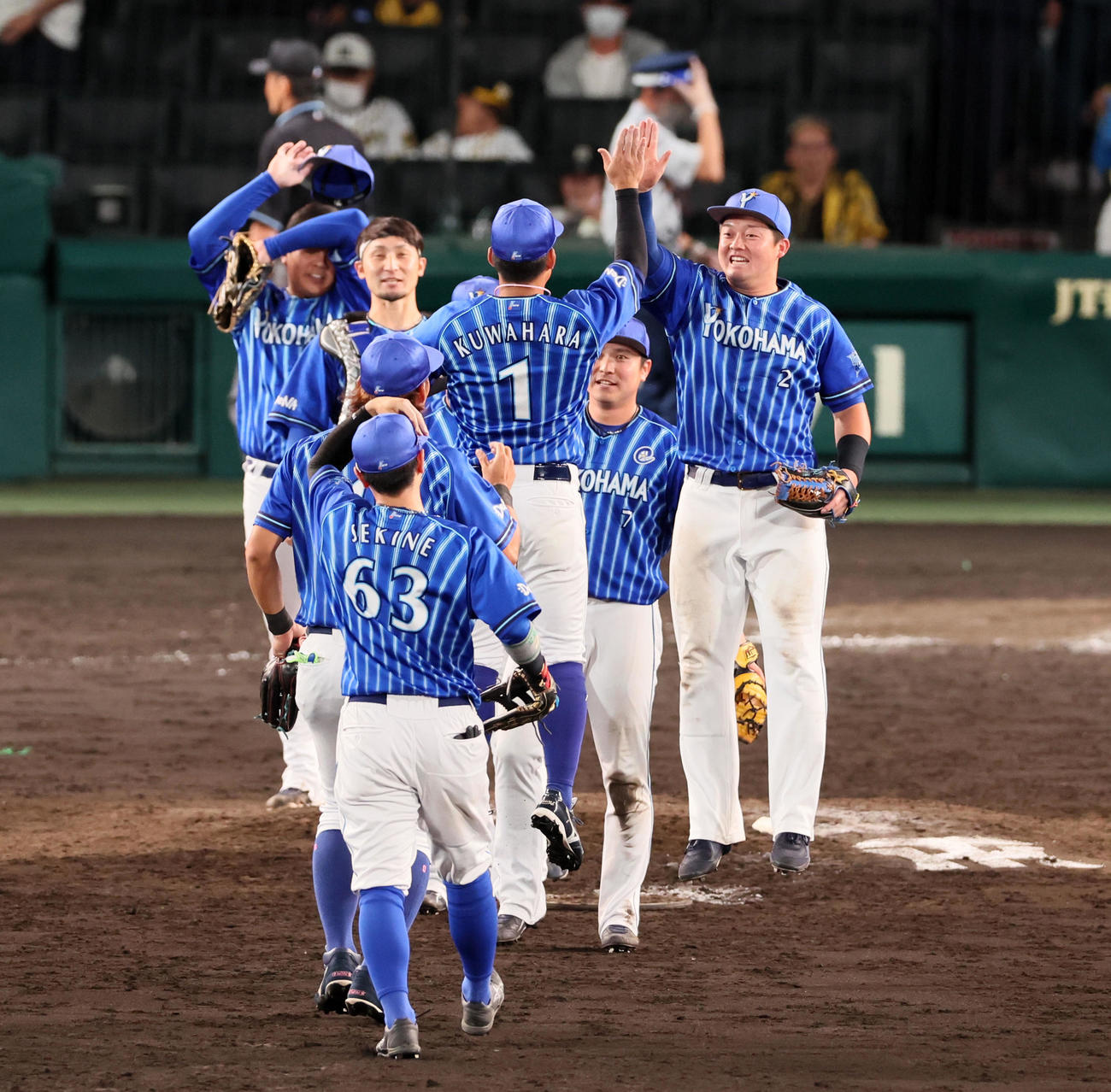 阪神対DeNA　阪神に勝利しマウンドでハイタッチする牧（右）と桑原らDeNAナインたち（撮影・加藤哉）