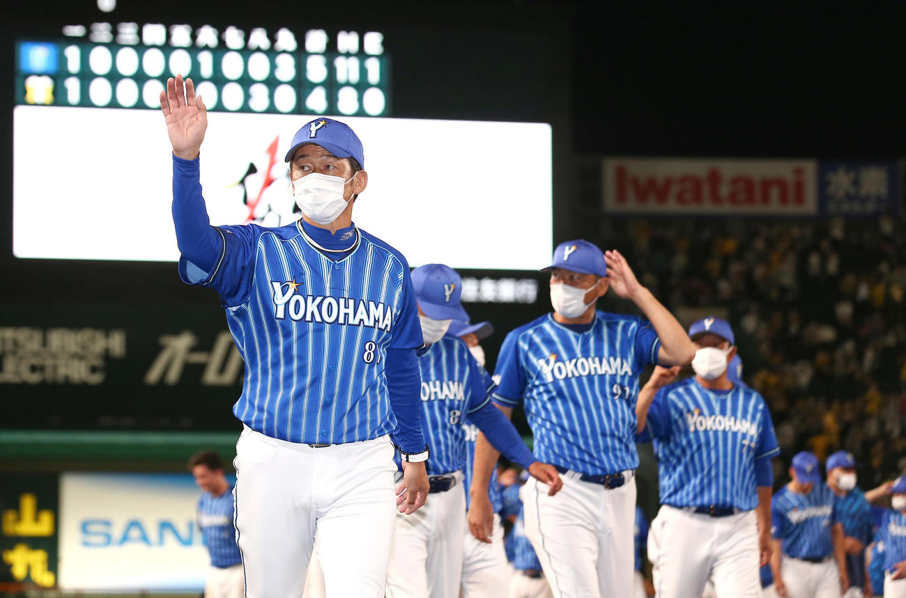 阪神対DeNA DeNA三浦監督（手前）は甲子園最終戦を終えスタンドのファンにあいさつする（撮影・上山淳一）