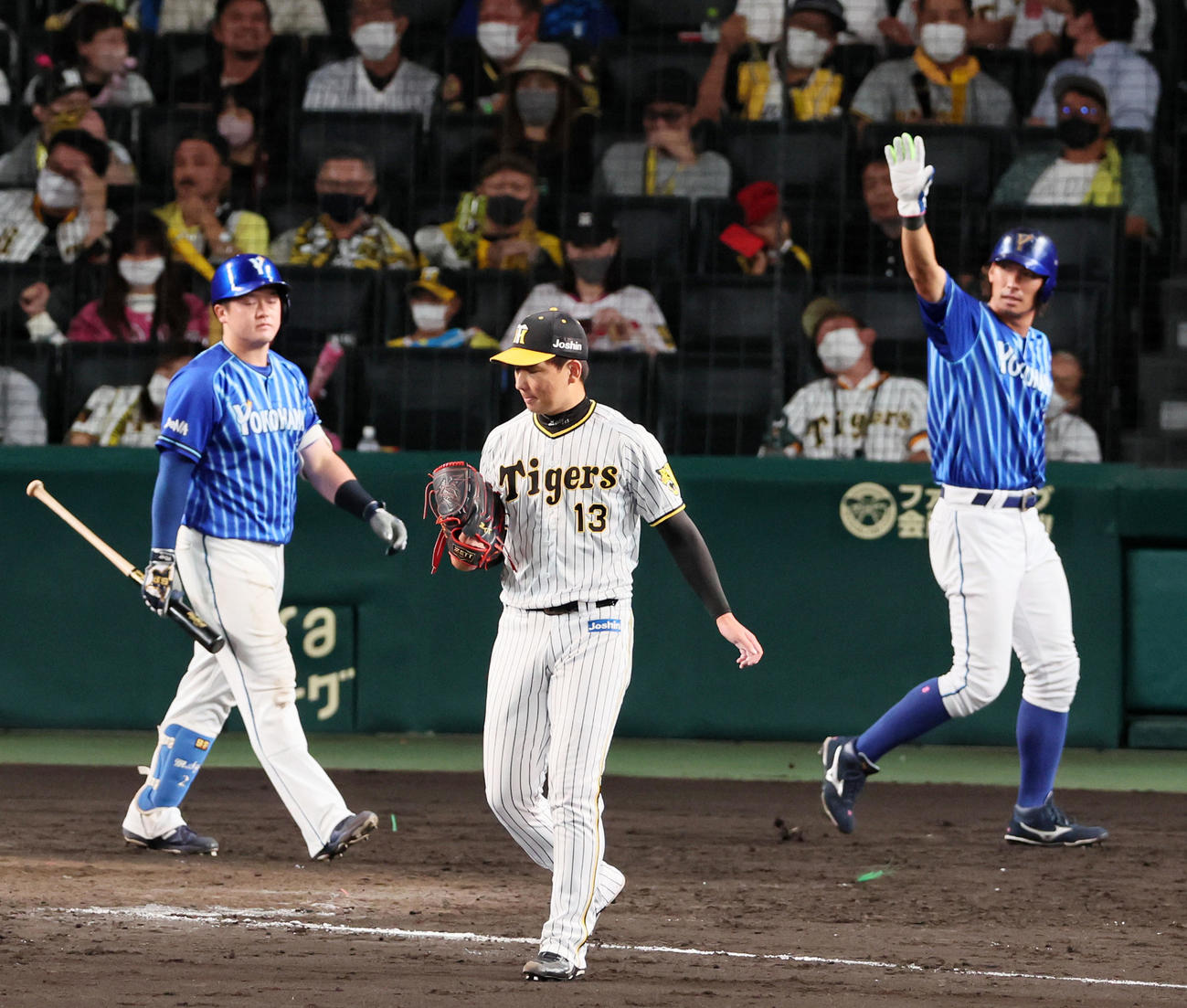 阪神対DeNA 9回表DeNA1死一、二塁、岩崎は佐野に右適時打を打たれ失点（撮影・加藤哉）