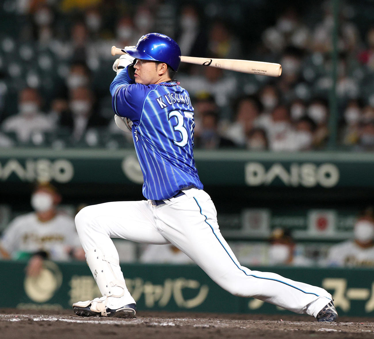 阪神対DeNA 9回表DeNA2死満塁、楠本は右前適時打を放つ（撮影・上山淳一）