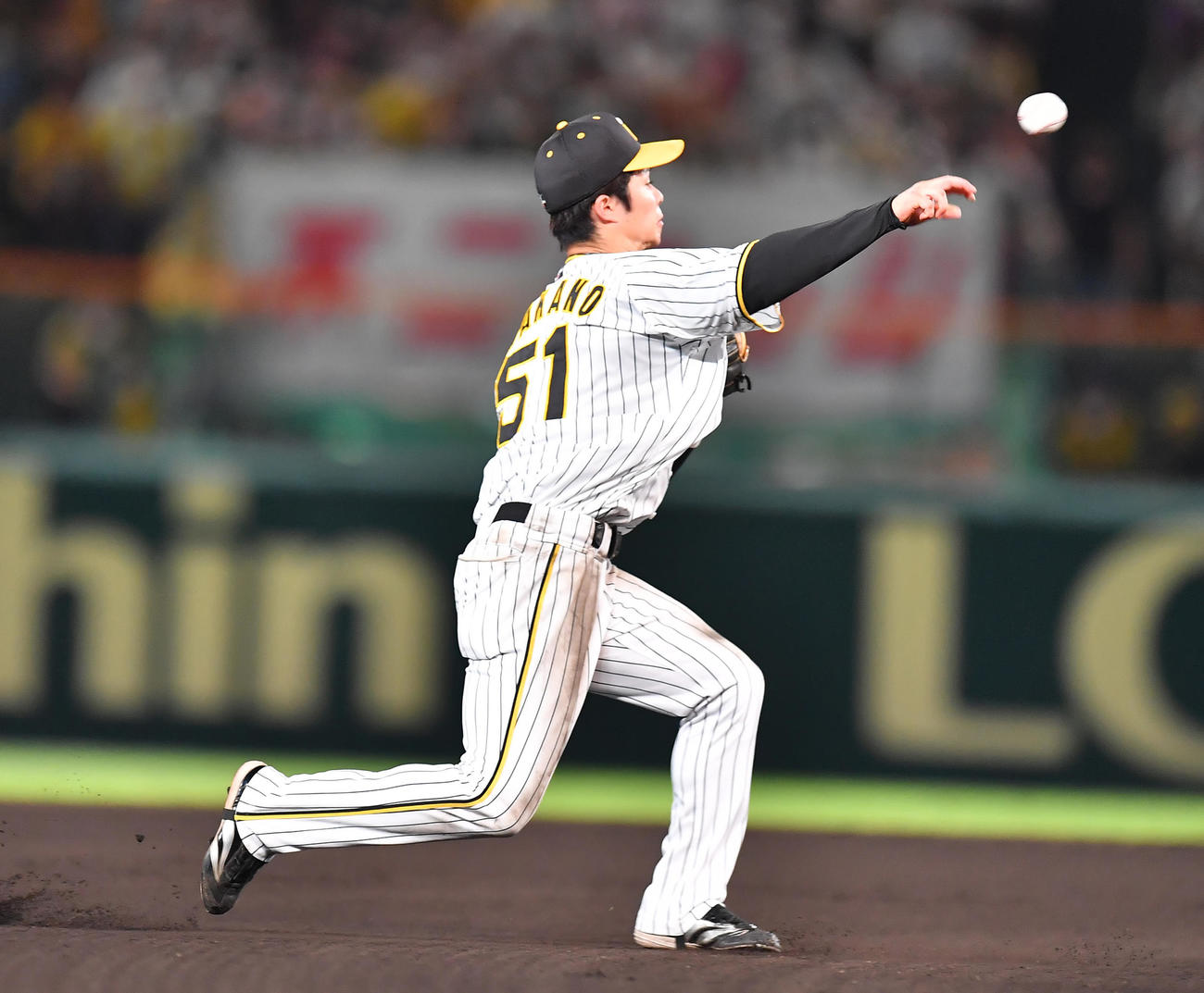 9月18日阪神対ヤクルト　6回表ヤクルト無死、塩見の打球で遊撃手中野が一塁悪送球
