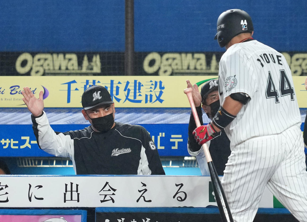 ロッテ対オリックス　7回裏ロッテ無死一塁、左越え2点本塁打を放った井上（右）をタッチで迎える井口監督（撮影・横山健太）