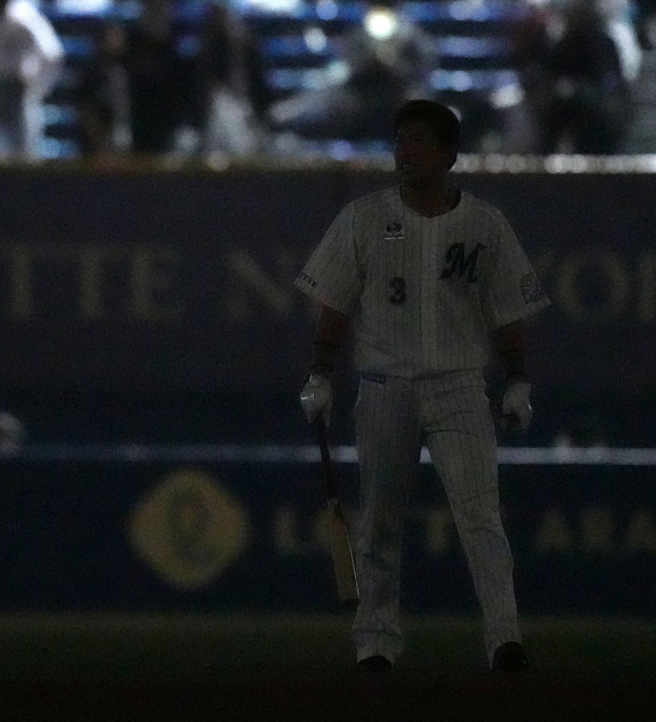 ロッテ対オリックス　6回途中、真っ暗闇の中をバットを持って鳥を追っ掛けるロッテ角中（撮影・横山健太）
