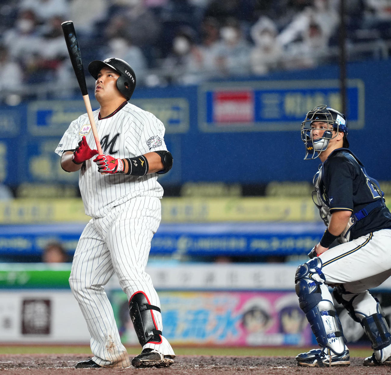 ロッテ対オリックス　7回裏ロッテ無死一塁、左越え2点本塁打を放つ井上（撮影・横山健太）