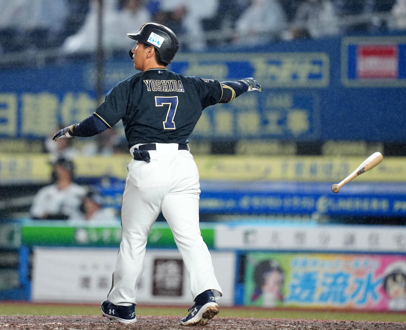ロッテ対オリックス　8回表オリックス無死、右中間へソロ本塁打を放つ吉田正（撮影・横山健太）