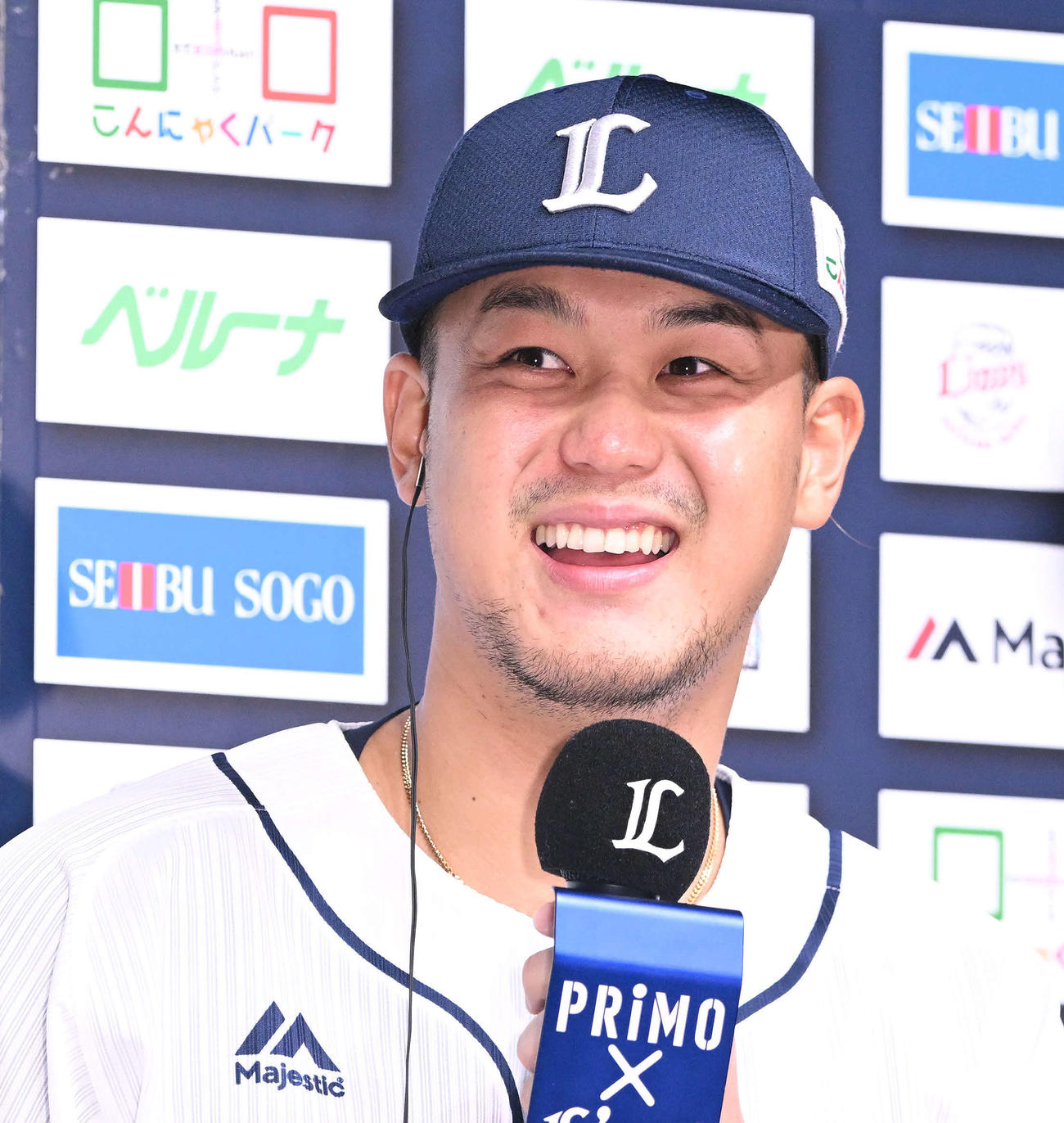 西武対楽天　ヒーローインタビューで笑顔の西武高橋（撮影・滝沢徹郎）