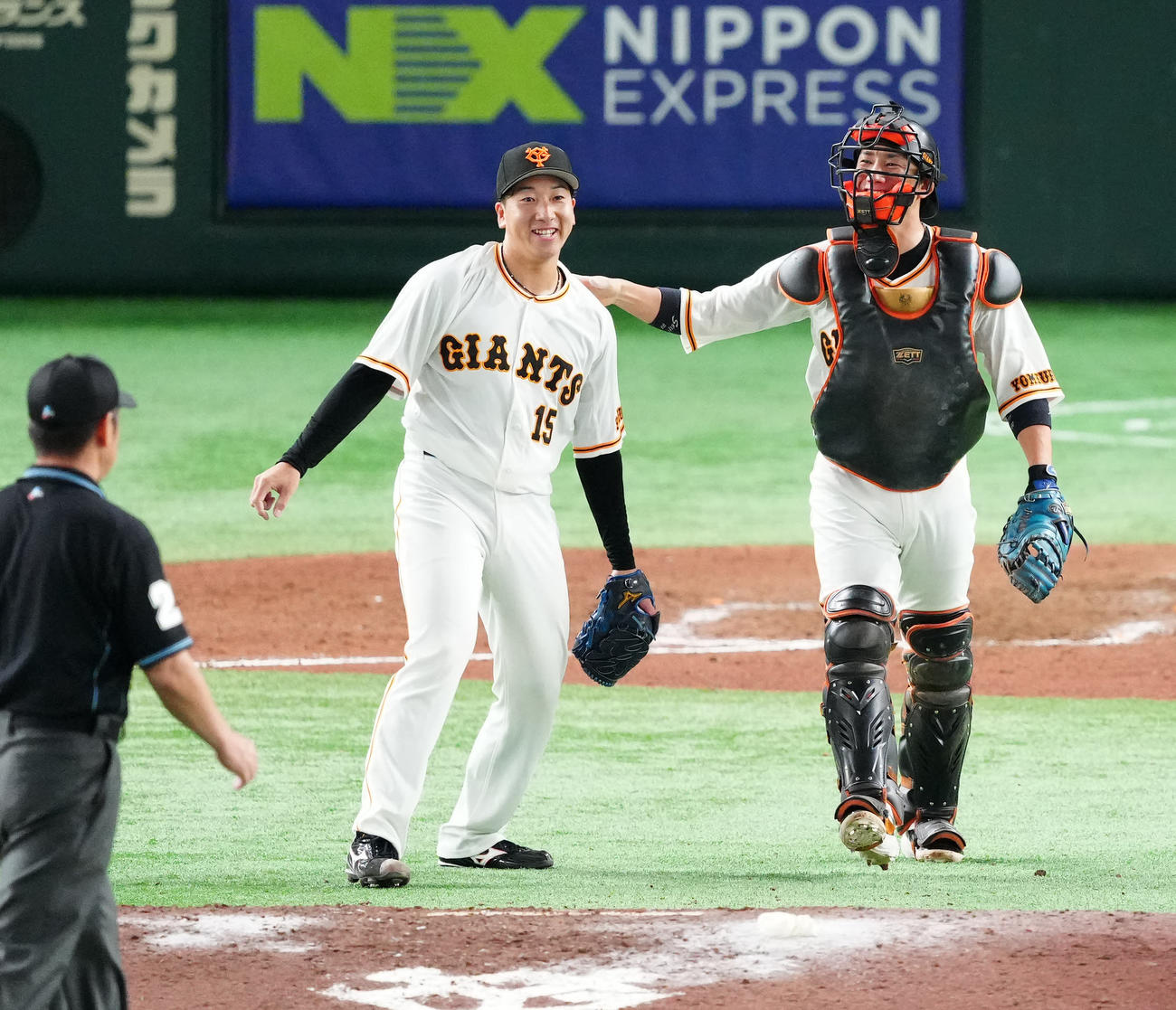 巨人対ヤクルト　9回表ヤクルト2死一塁、山田を空振り三振に仕留め、捕手小林（右）と喜ぶ大勢（撮影・江口和貴）