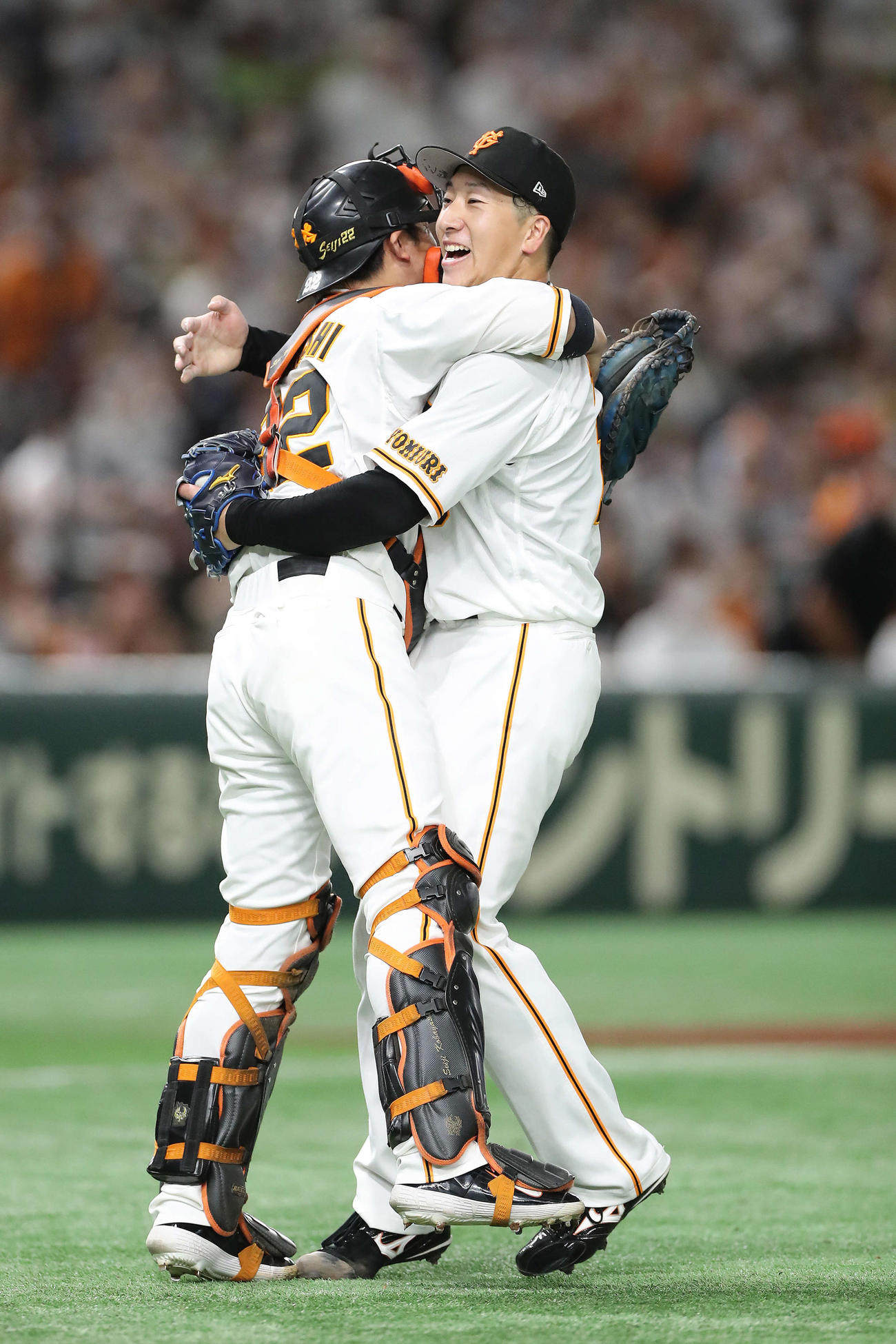 巨人対ヤクルト　35セーブ目を挙げた巨人大勢（右）は小林とハグ（撮影・河田真司）