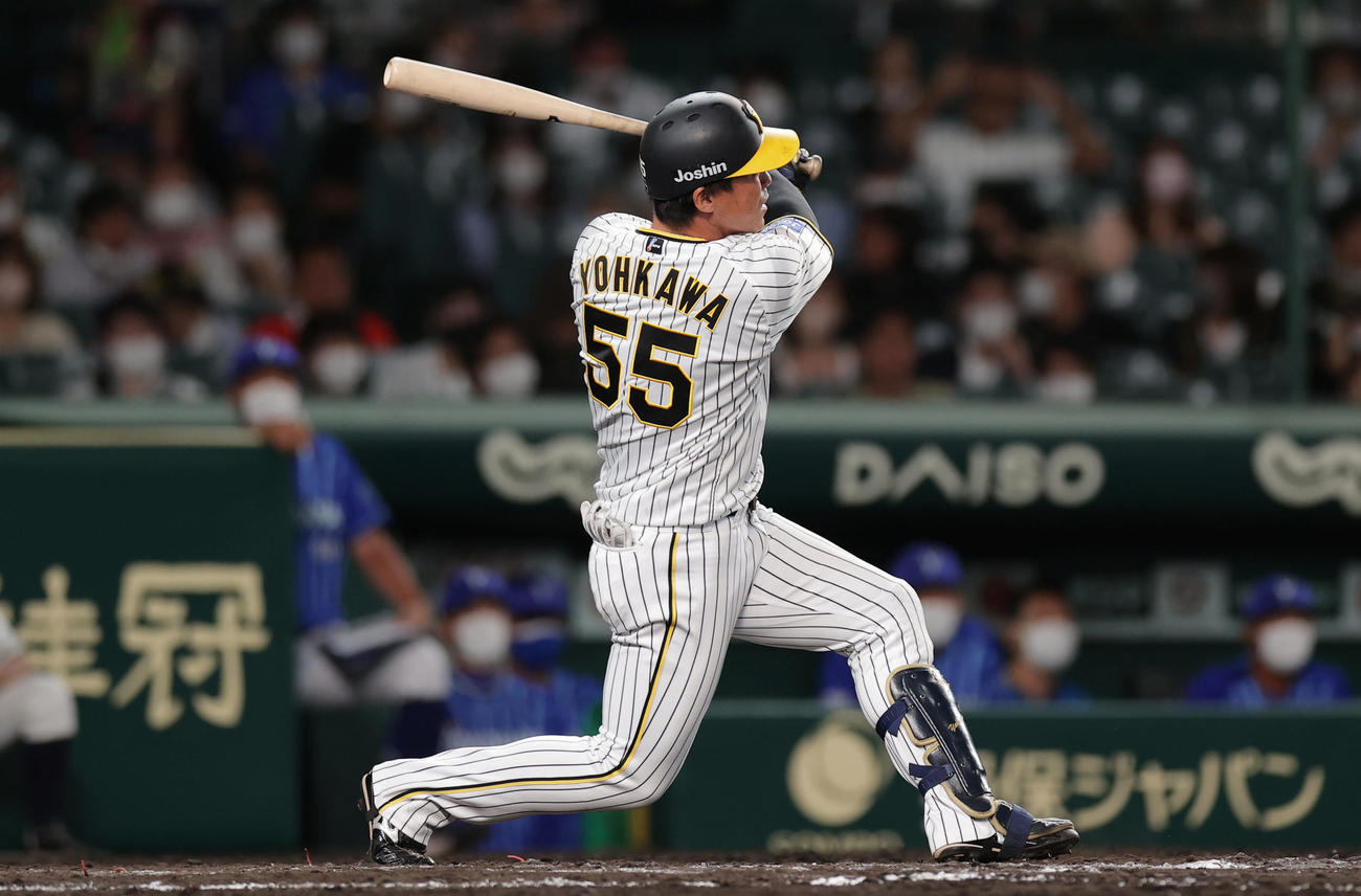 阪神対DeNA 8回裏阪神無死、同点の左越え本塁打を放つ陽川（撮影・前田充）