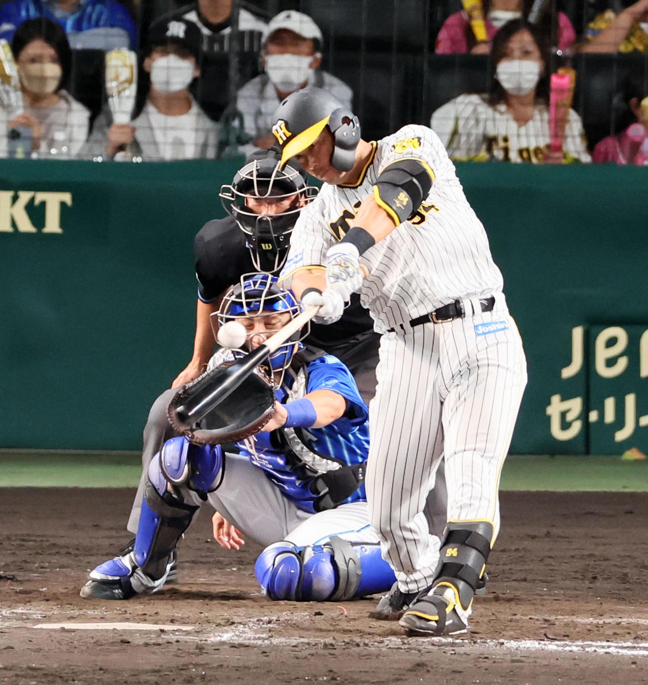 阪神対DeNA 8回裏阪神2死一、二塁、原口は左へ適時打を放つ（撮影・加藤哉）