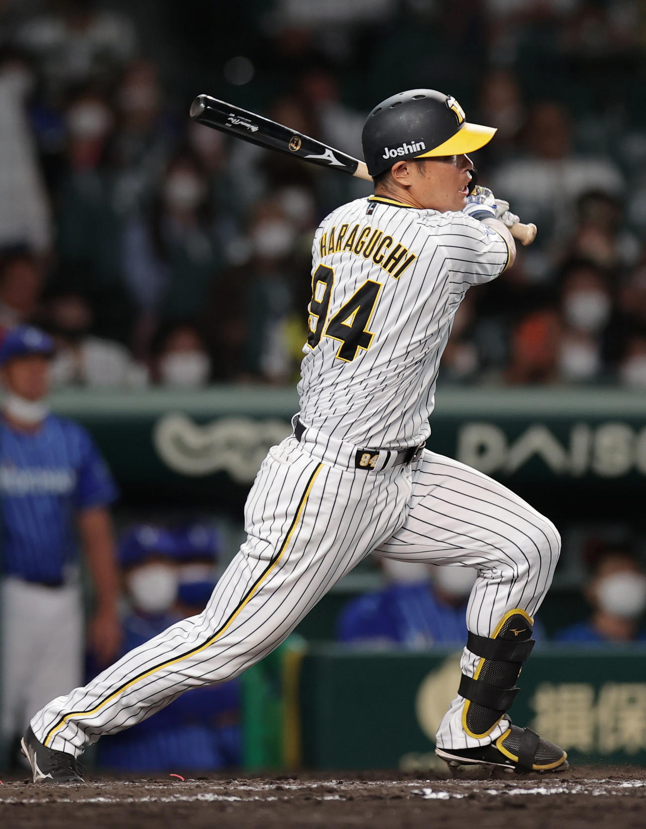 阪神対DeNA 8回裏阪神2死一、二塁、勝ち越しの左前適時打を放つ原口（撮影・前田充）