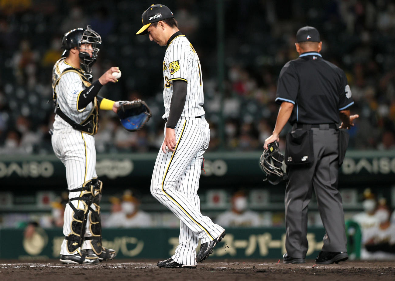 阪神対DeNA 9回表DeNA2死満塁、岩崎（中央）は楠本に勝ち越しの右前適時打を浴びうつむく（撮影・上山淳一）