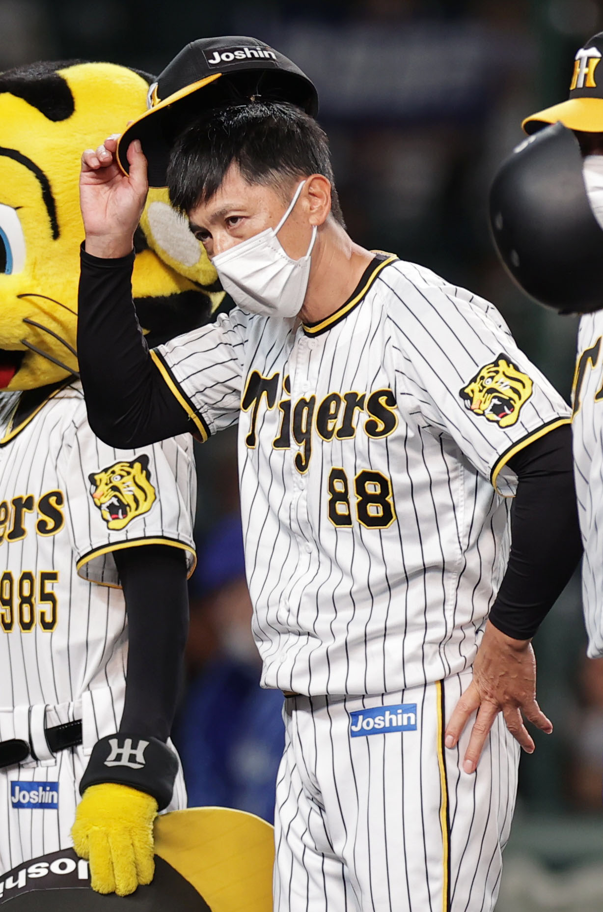 阪神対DeNA DeNAに敗れ、スタンドのファンにあいさつする阪神矢野監督（撮影・前田充）