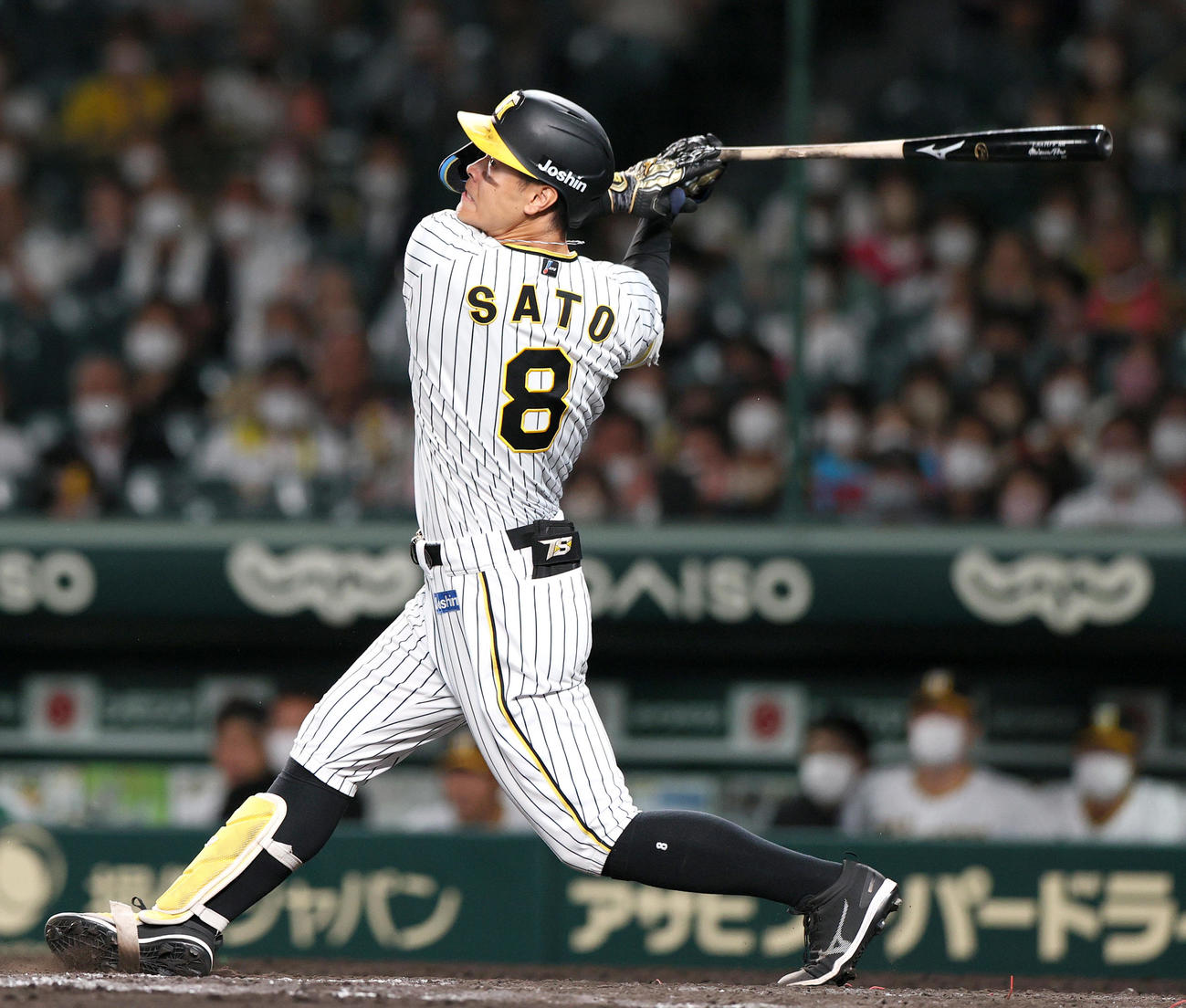 阪神対DeNA 8回裏阪神2死一、二塁、佐藤輝は左前適時打を放つ（撮影・上山淳一）