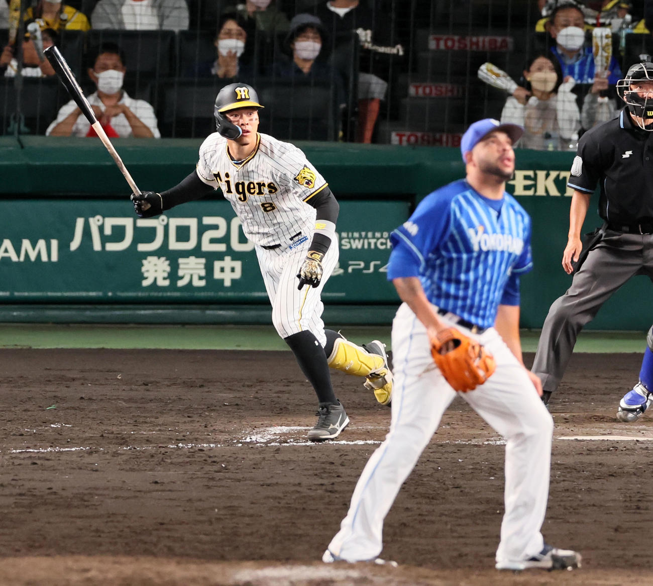 阪神対DeNA 8回裏阪神2死一、二塁、佐藤輝は左へ適時打を放つ。投手はエスコバー（撮影・加藤哉）