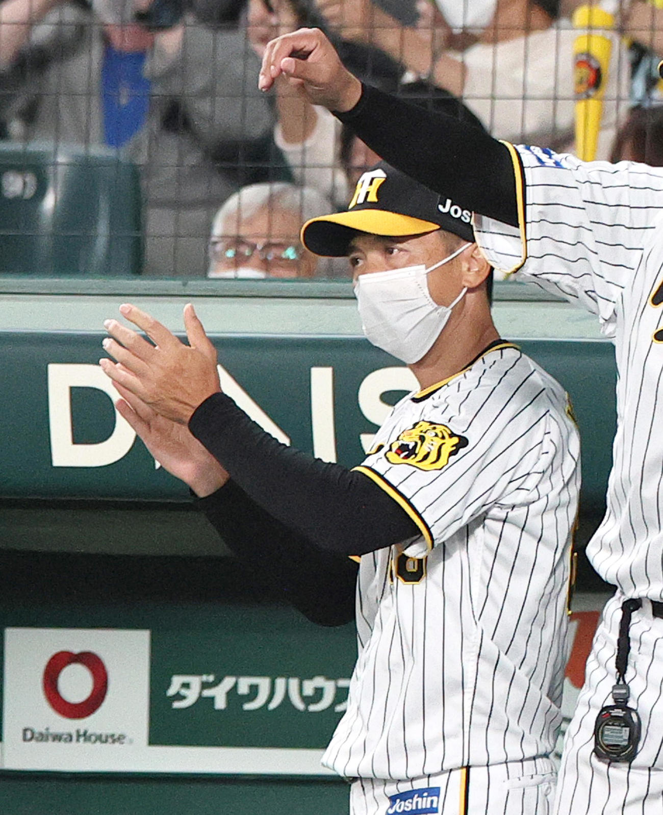 阪神対DeNA 8回裏阪神2死一、二塁、矢野監督は佐藤輝が左前適時打を放ち喜ぶ（撮影・上山淳一）