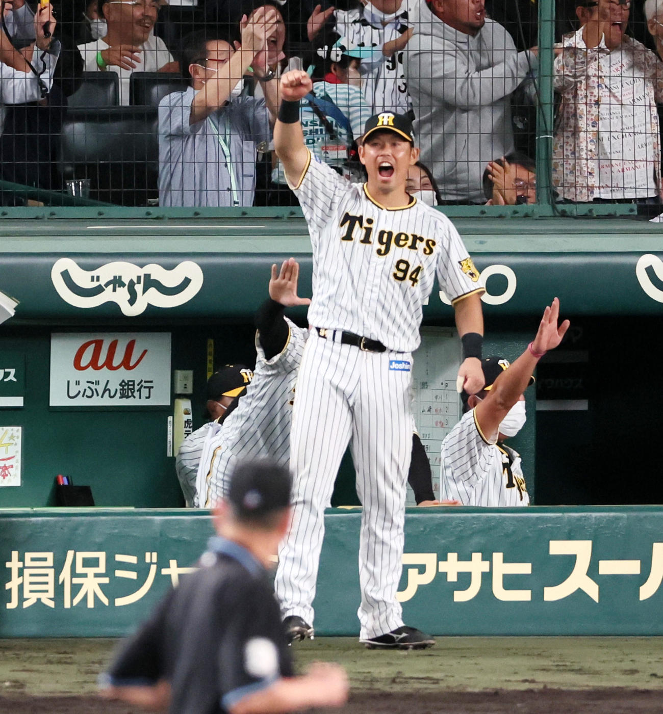 阪神対DeNA 8回裏阪神2死一、二塁、佐藤輝の適時打にベンチでガッツポーズを見せる原口（撮影・加藤哉）