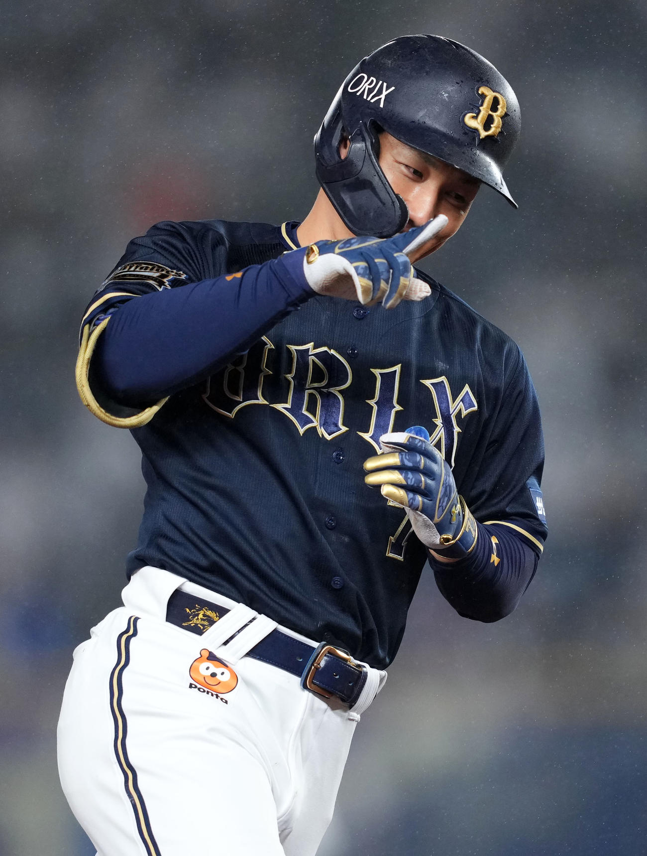 ロッテ対オリックス　8回表オリックス無死、右中間へ本塁打を放ち笑顔を見せる吉田正（撮影・横山健太）
