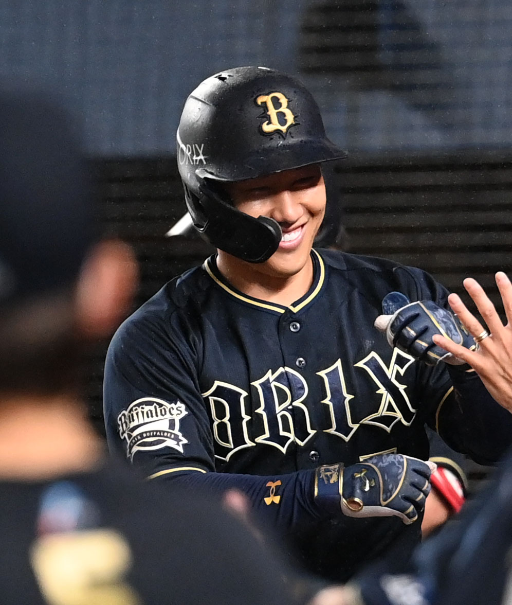 ロッテ対オリックス　8回表オリックス無死、右中間へ本塁打を放ちナインとタッチを交わす吉田正（撮影・横山健太）