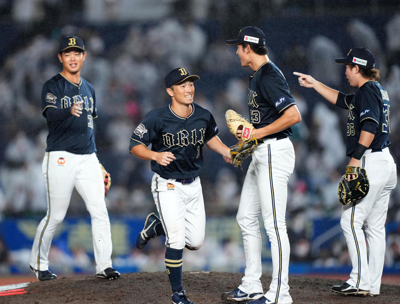 ロッテに勝利しタッチを交わすオリックスナイン（撮影・横山健太）