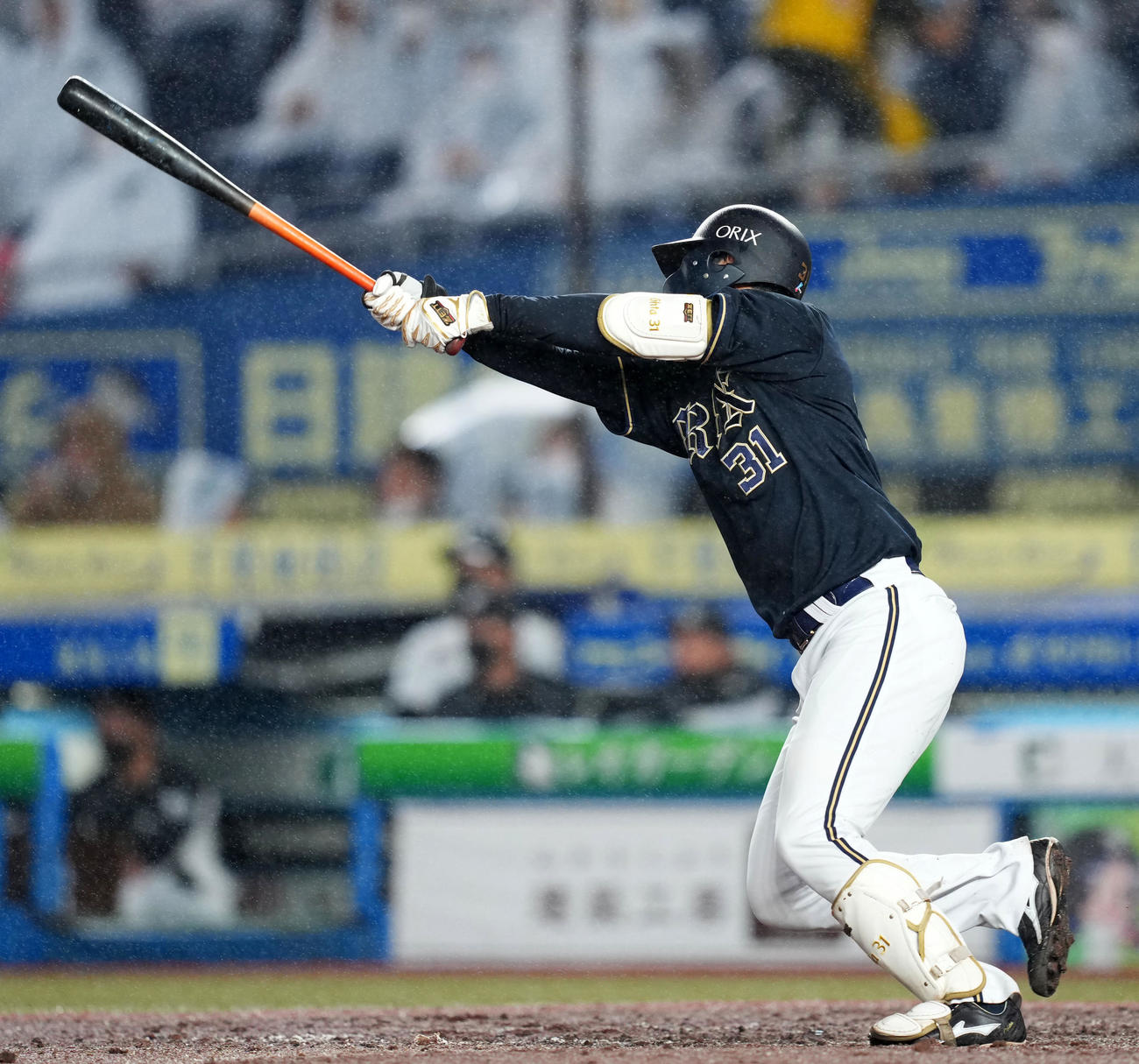 ロッテ対オリックス　5回表オリックス無死、右中間へ本塁打を放つ太田（撮影・横山健太）