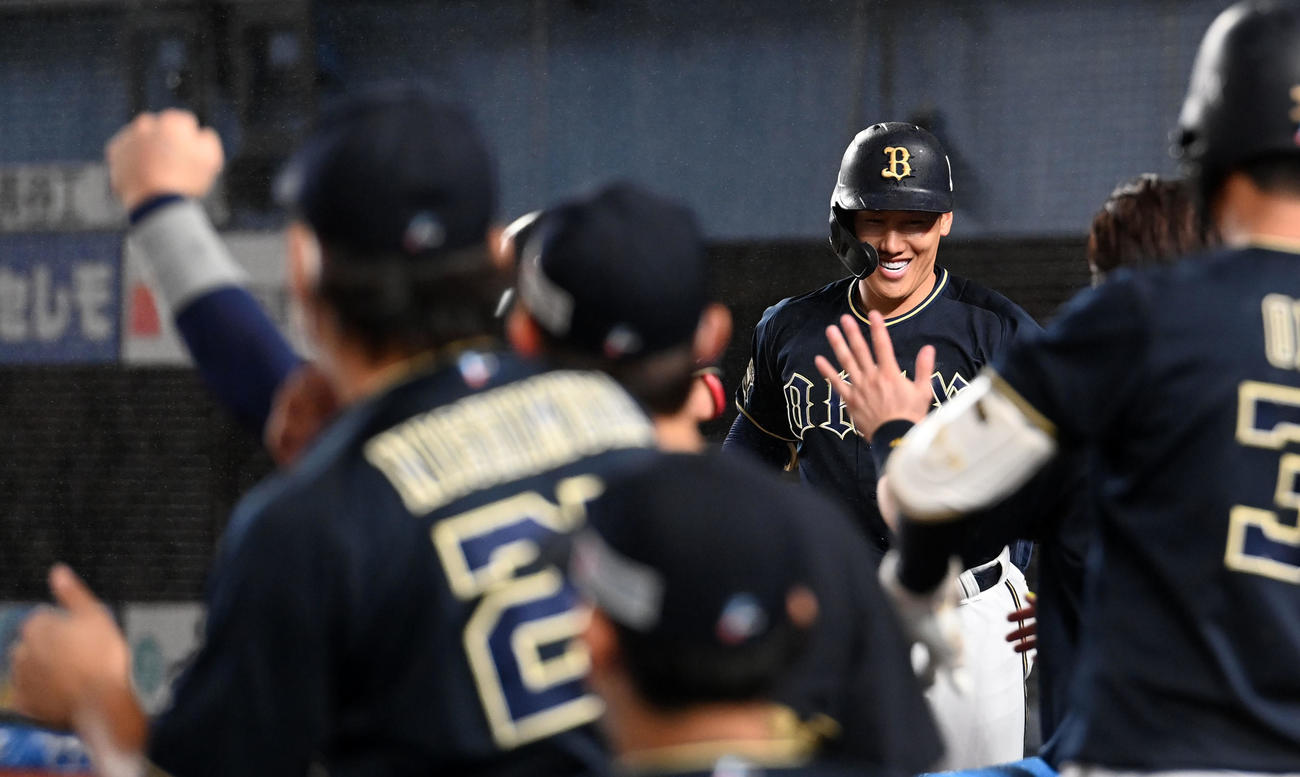 ロッテ対オリックス　8回表オリックス無死、右中間へ本塁打を放ちナインとタッチを交わす吉田正（撮影・横山健太）