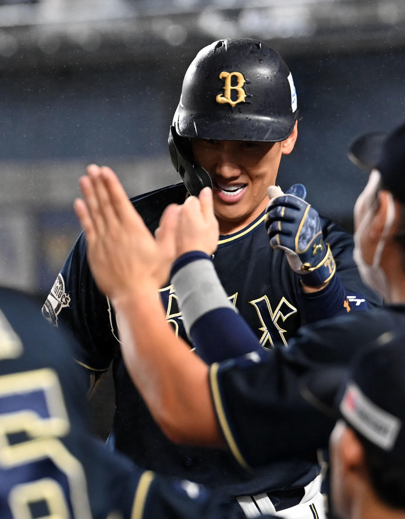 ロッテ対オリックス　8回表オリックス無死、右中間へ本塁打を放ちナインとタッチを交わす吉田正（撮影・横山健太）