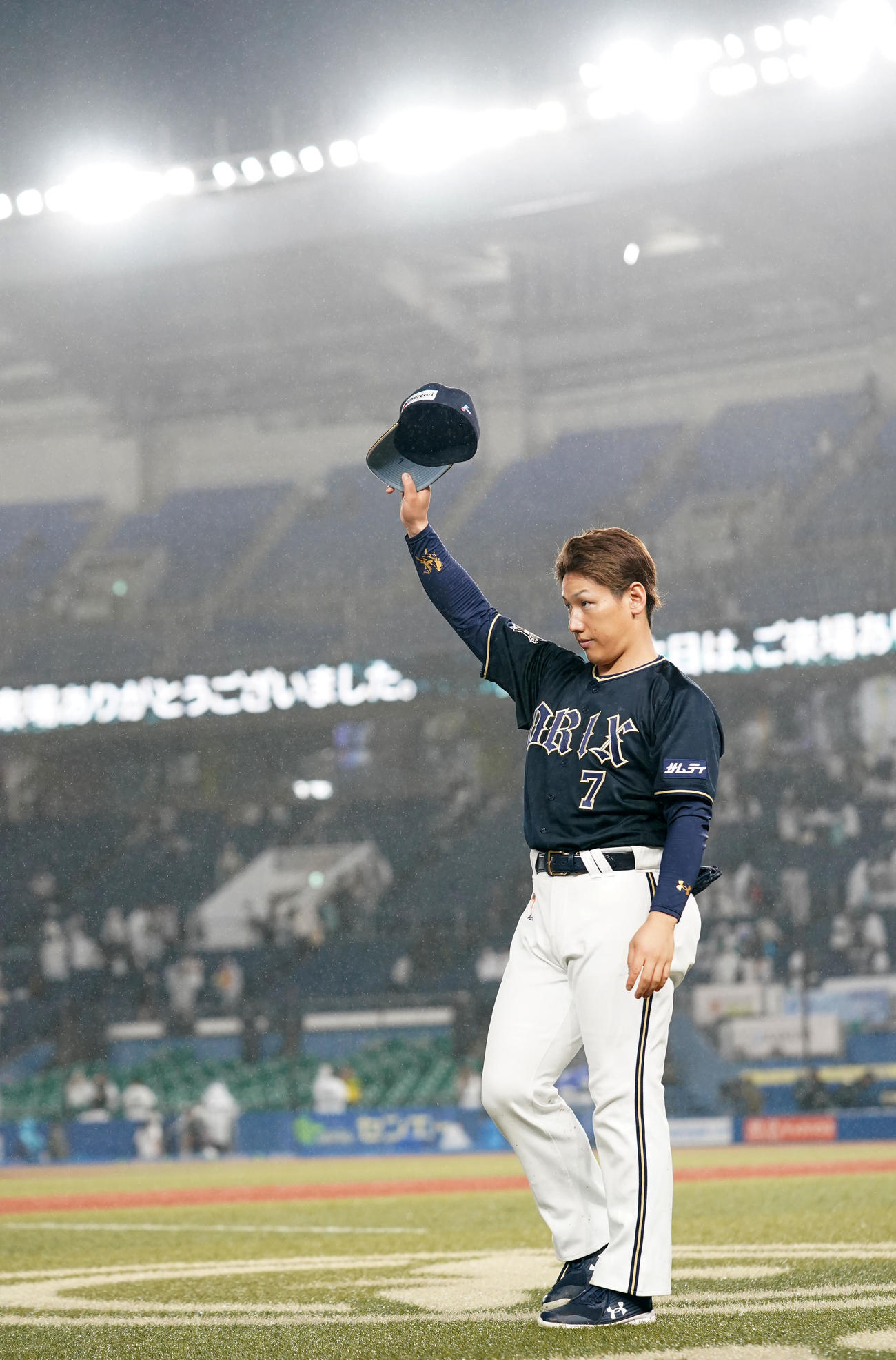 ロッテ対オリックス　試合を終え声援に応えるオリックス吉田正（撮影・横山健太）