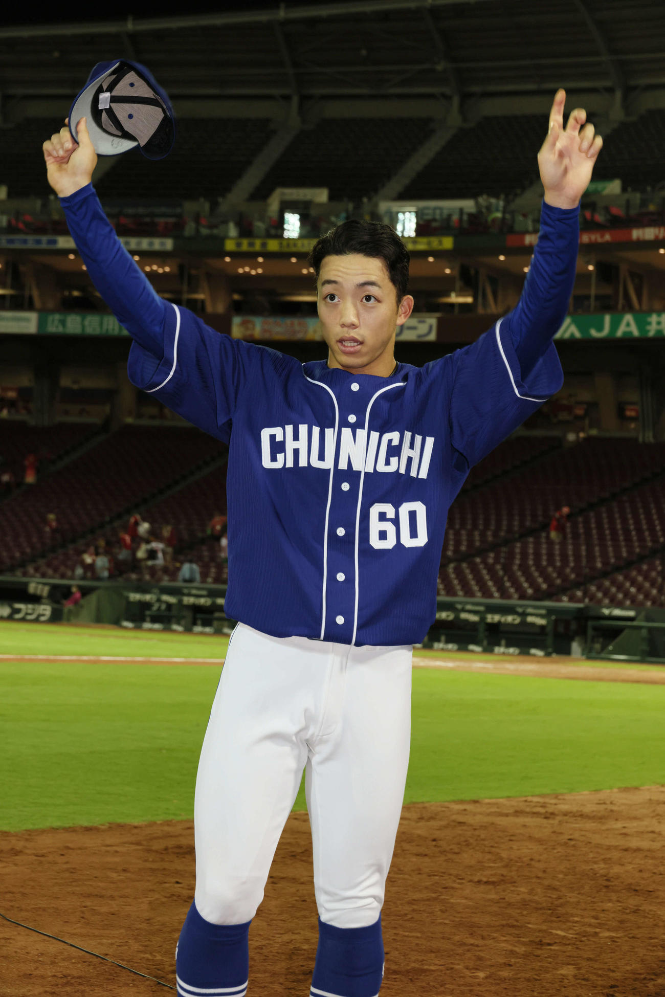 広島対中日　ファンに手を振るヒーローの岡林（撮影・加藤孝規）