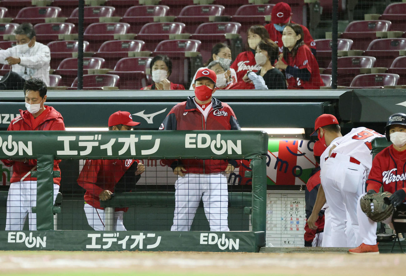 広島対中日　11回裏広島、敗れた佐々岡監督（中央）（撮影・加藤孝規）