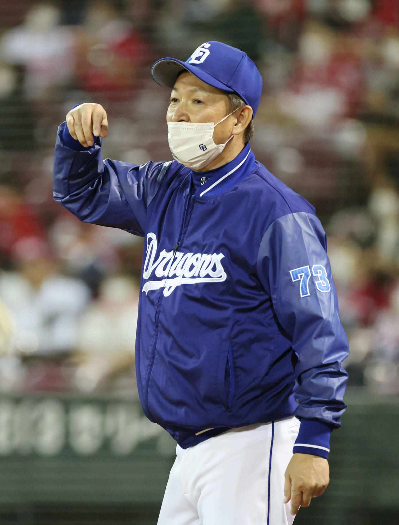 広島対中日　8回裏広島、交代を告げる立浪監督（撮影・加藤孝規）