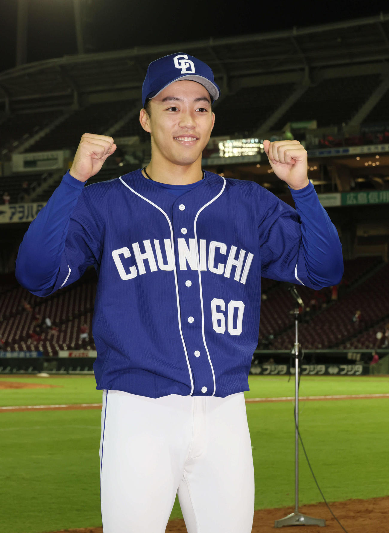 広島対中日　ポーズを決める勝ち越し打の岡林（撮影・加藤孝規）