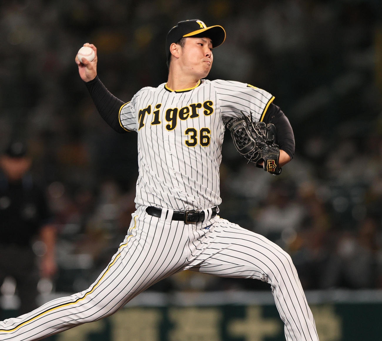 阪神対DeNA 6回表DeNA2死二、三塁、岩貞に代わり浜地が登板する（撮影・上山淳一）