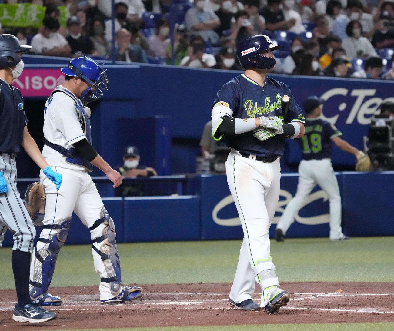 中日対ヤクルト　5回表ヤクルト1死二塁、申告敬遠で一塁へ向かう村上（右）（撮影・森本幸一）