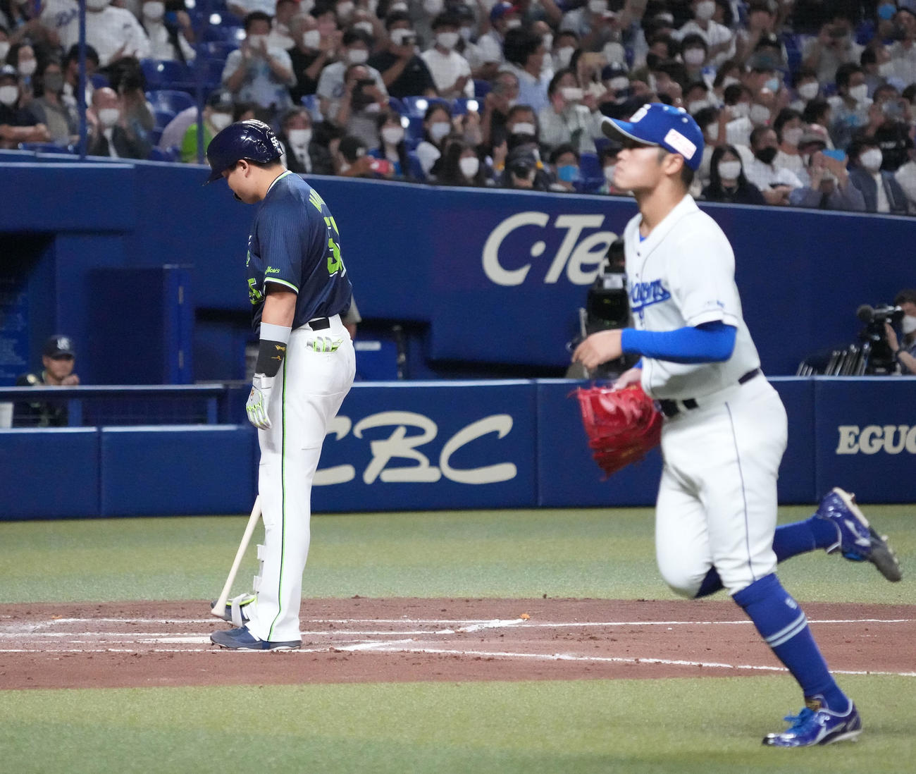 中日対ヤクルト　7回表ヤクルト2死、見逃し三振に倒れる村上（右は根尾）（撮影・森本幸一）