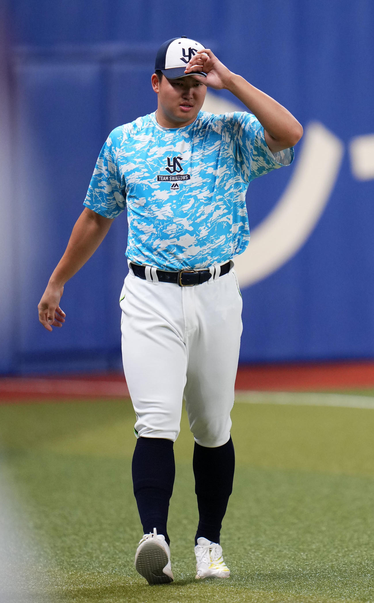 中日対ヤクルト　アップをするヤクルト村上（撮影・横山健太）