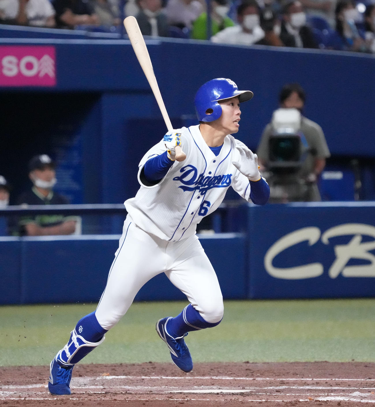 中日対ヤクルト　3回裏中日2死二塁、右越え適時二塁打を放つ岡林（撮影・森本幸一）