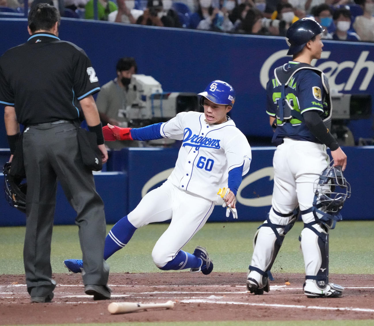 中日対ヤクルト　3回裏中日2死二塁、大島の左前適時打で生還する岡林（中央）（撮影・森本幸一）