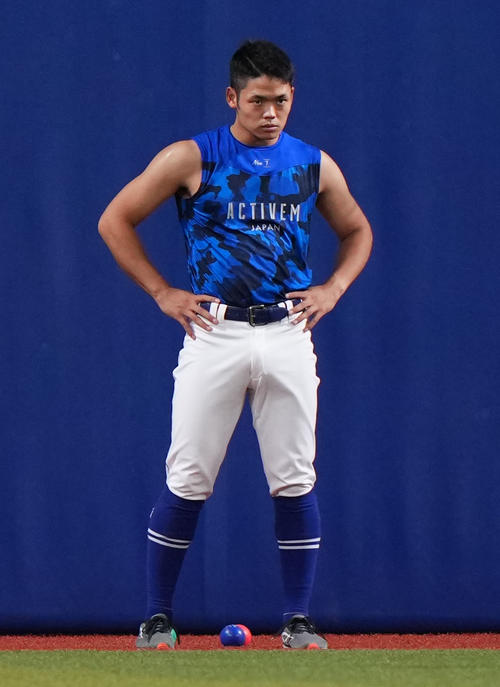 中日対ヤクルト　トレーニングをする中日根尾（撮影・横山健太）