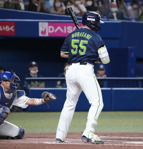 中日対ヤクルト　7回表ヤクルト2死、見逃し三振に倒れる村上（撮影・森本幸一）