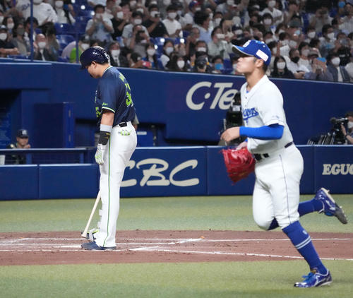 中日対ヤクルト　7回表ヤクルト2死、見逃し三振に倒れる村上（右は根尾）（撮影・森本幸一）