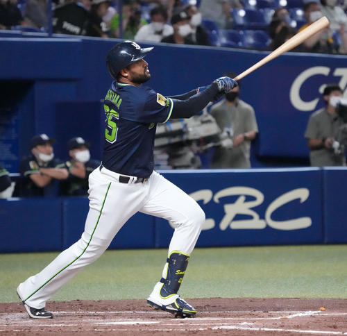 中日対ヤクルト　4回表ヤクルト無死二、三塁、右中間スタンドへ3点本塁打を放つサンタナ（撮影・森本幸一）