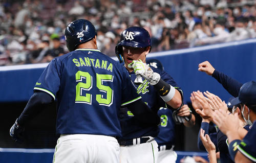 中日対ヤクルト　4回表ヤクルト無死二、三塁、右中間へ3点本塁打を放ったサンタナ（左）とタッチを交わす村上（撮影・横山健太）