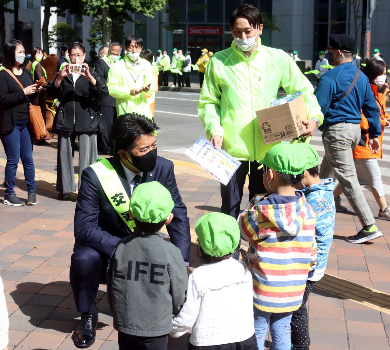 街頭啓発活動で子どもたちに話しかける日本ハム稲葉GM（左）（撮影・永野高輔）