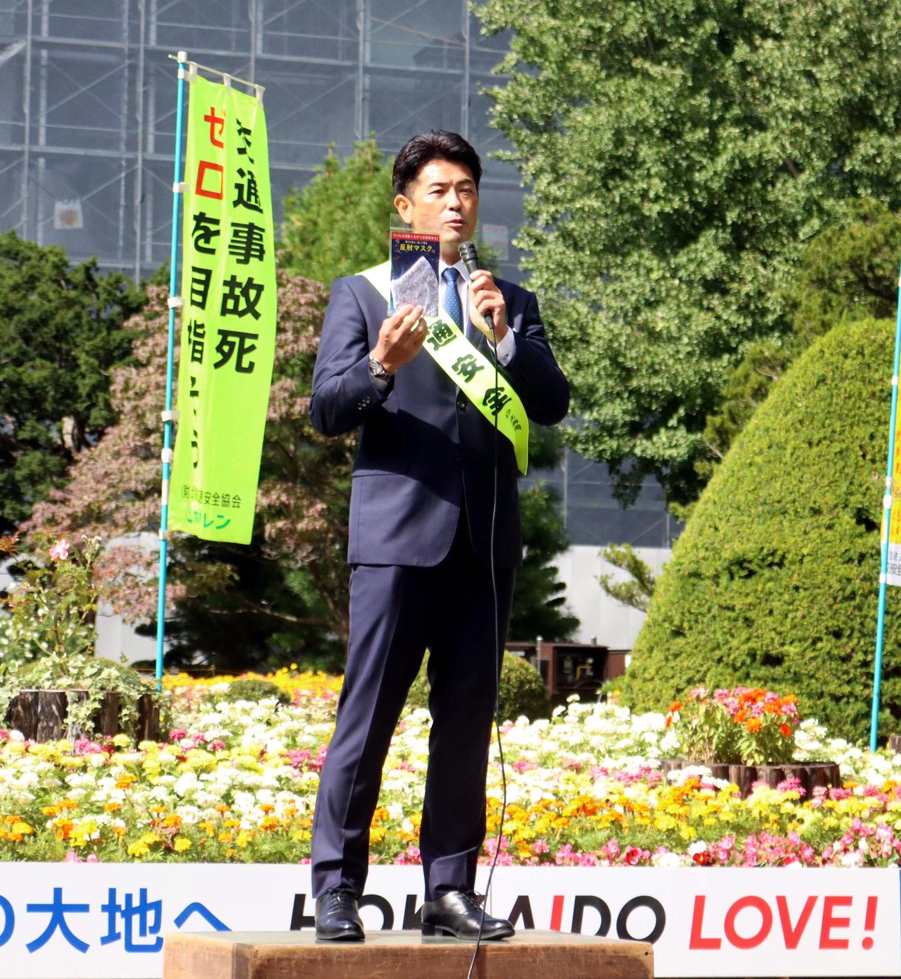 交通安全トークで反射するマスクを紹介する日本ハム稲葉GM（撮影・永野高輔）