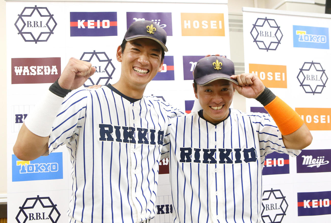 法大対立大　試合後、笑顔を見せる立大の山田（左）と吉岡（撮影・足立雅史）