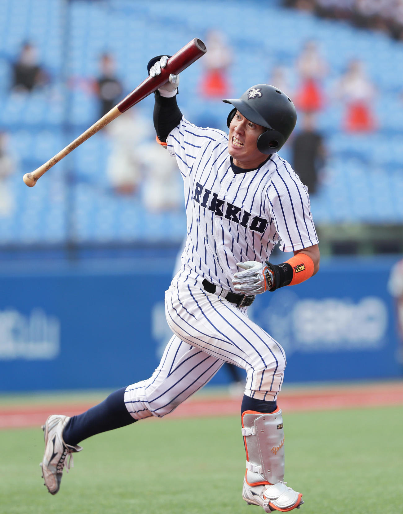 法大対立大　10回裏立大1死満塁、吉岡はサヨナラ右前適時打を放ちガッツポーズ（撮影・足立雅史）