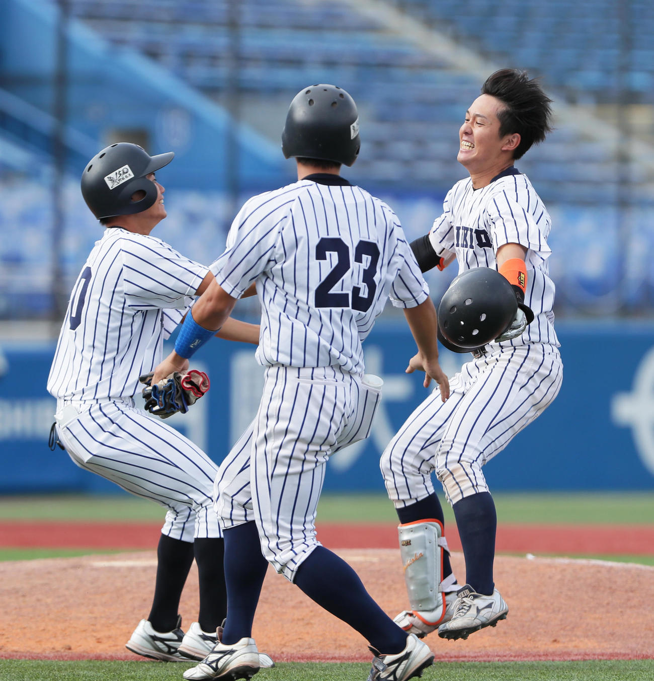 法大対立大　10回裏立大1死満塁、吉岡（右）はサヨナラ右前適時打を放ち喜ぶ（撮影・足立雅史）
